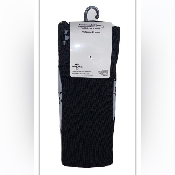 Halloween II Crew Socks 1 Pair Men’s 6.5-12 Black White Michael Myers Mask NEW! - Picture 2 of 8